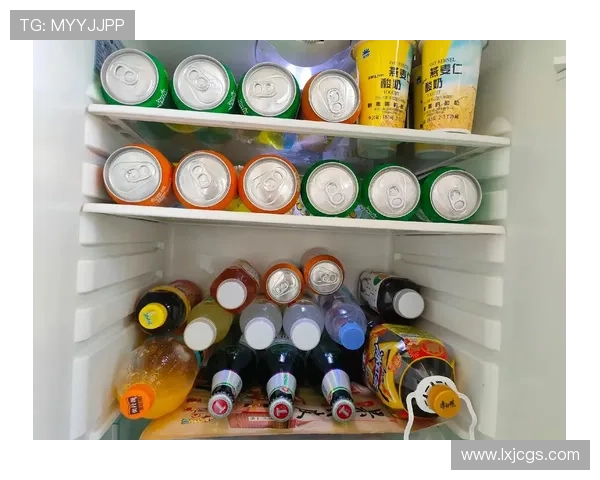 特雷·杨家的冰箱里塞满了能量饮料，连矿泉水都得排队